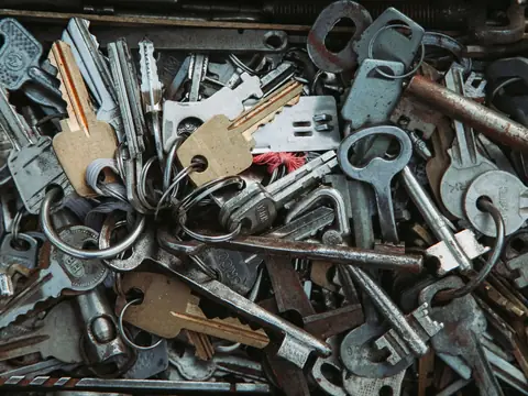 A pile of old metal keys of many shapes